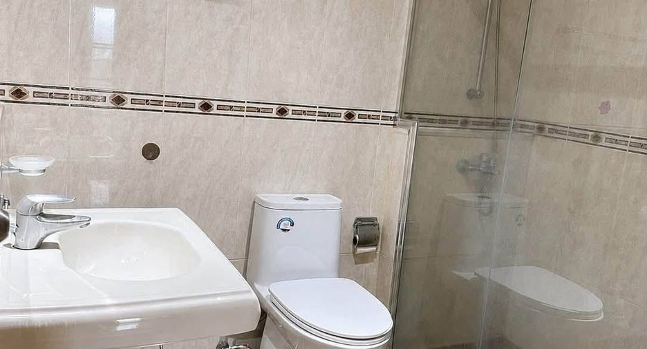For rent 3 bedrooms condo in Khlong Toei, Bangkok