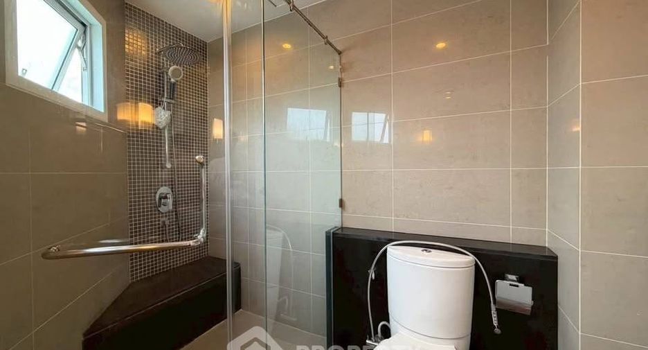 For rent 2 bedrooms condo in Huai Khwang, Bangkok