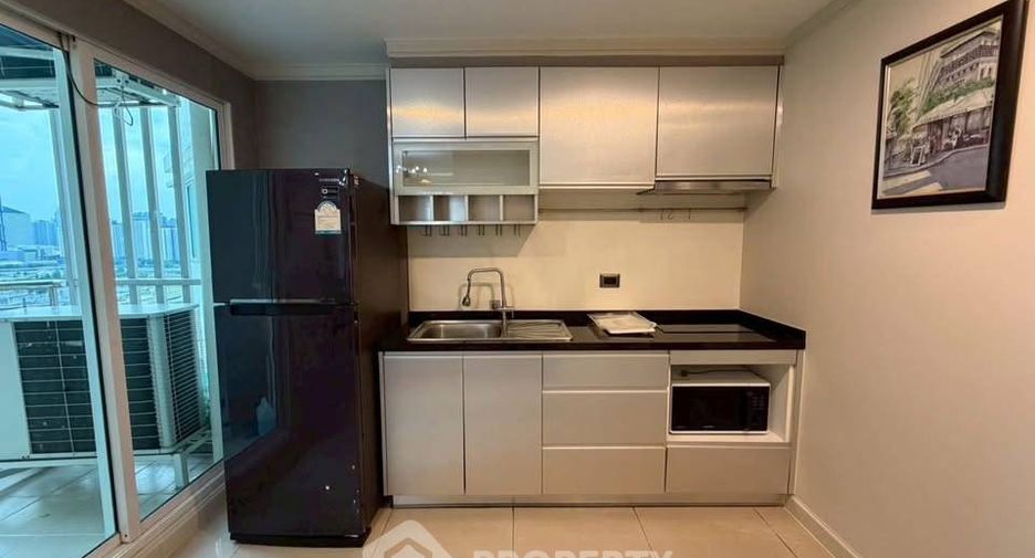 For rent 2 bedrooms condo in Huai Khwang, Bangkok