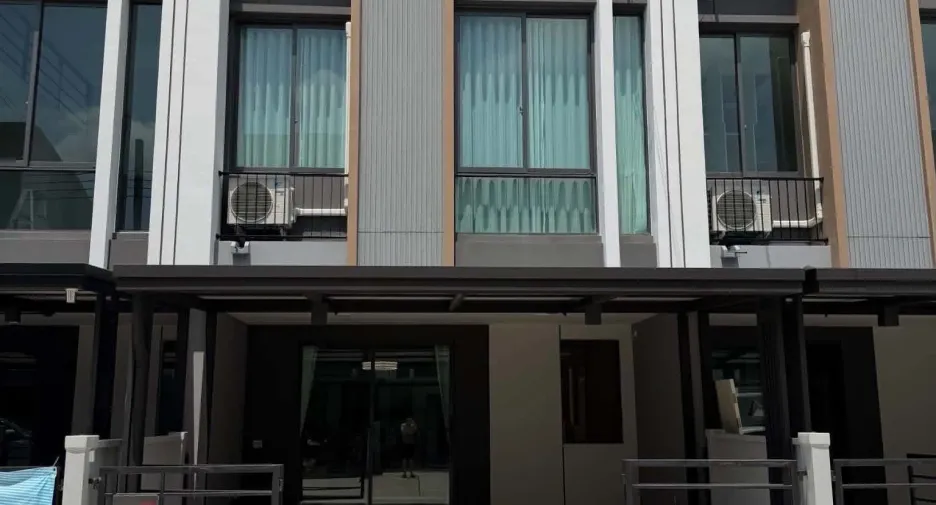 For rent 3 bedrooms townhouse in Bang Phli, Samut Prakan