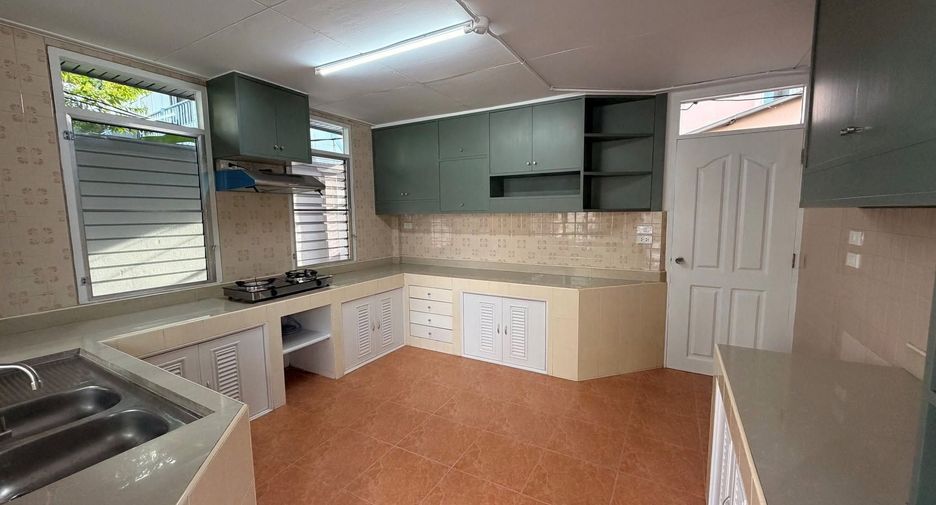 For rent 5 ベッドルーム house in Chatuchak, Bangkok