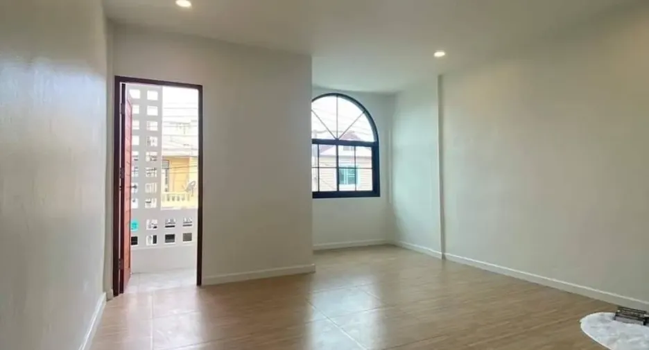 For rent 2 bedrooms townhouse in Sai Mai, Bangkok