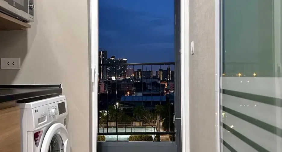 For sale 1 bed condo in Mueang Samut Prakan, Samut Prakan