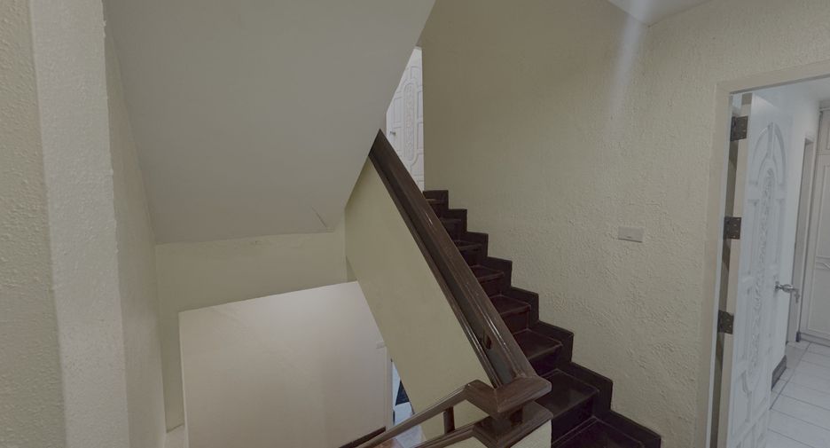 For sale 4 bedrooms townhouse in Khlong Toei, Bangkok