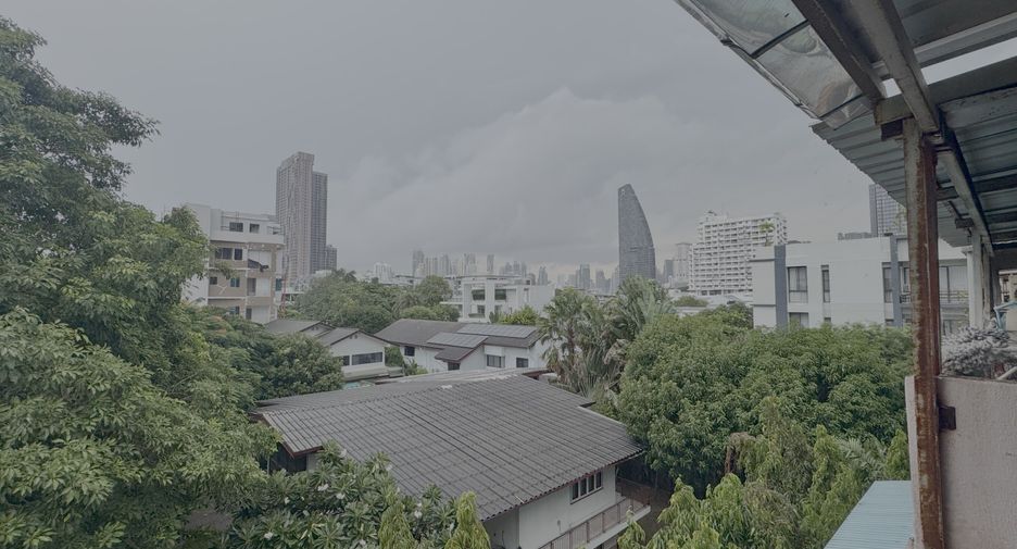 For sale 4 bedrooms townhouse in Khlong Toei, Bangkok