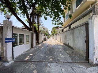 For sale 4 bedrooms townhouse in Khlong Toei, Bangkok