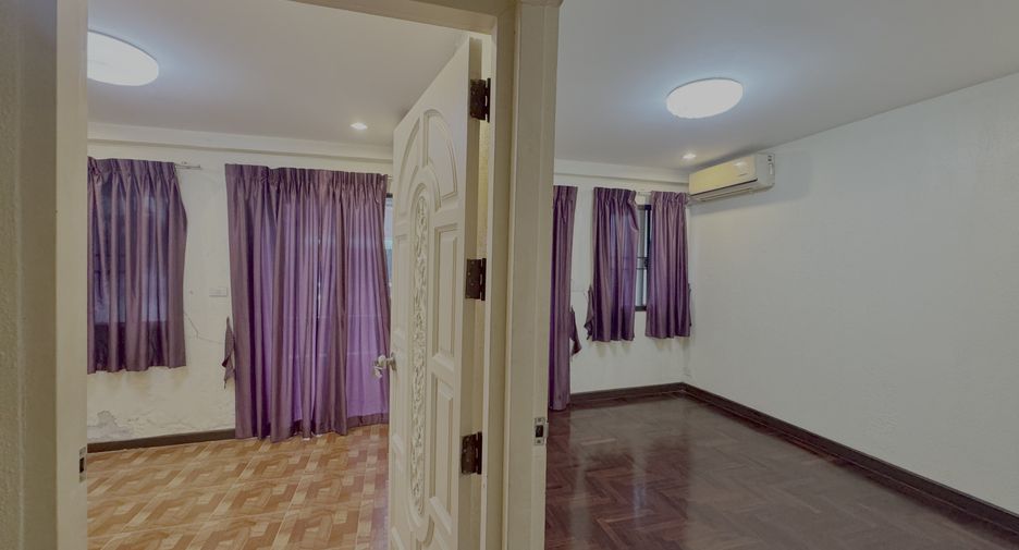 For sale 4 bedrooms townhouse in Khlong Toei, Bangkok