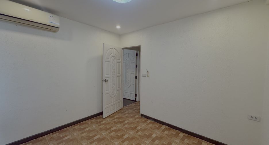 For sale 4 bedrooms townhouse in Khlong Toei, Bangkok