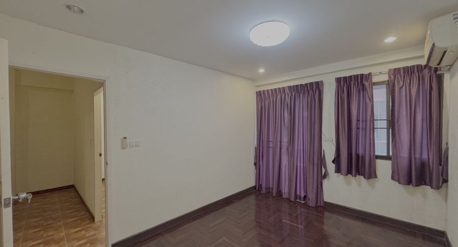 For sale 4 bedrooms townhouse in Khlong Toei, Bangkok