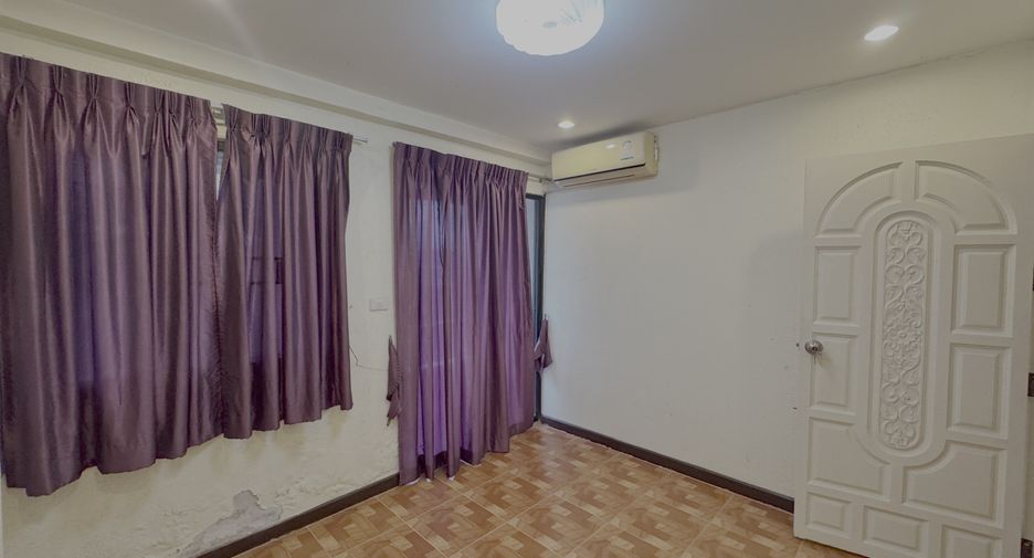 For sale 4 bedrooms townhouse in Khlong Toei, Bangkok