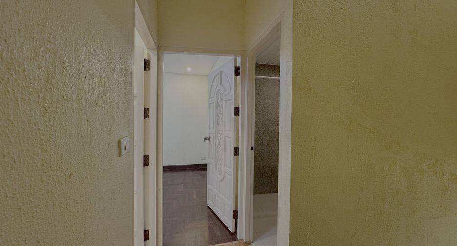 For sale 4 bedrooms townhouse in Khlong Toei, Bangkok