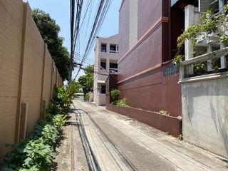 For sale 4 bedrooms townhouse in Khlong Toei, Bangkok