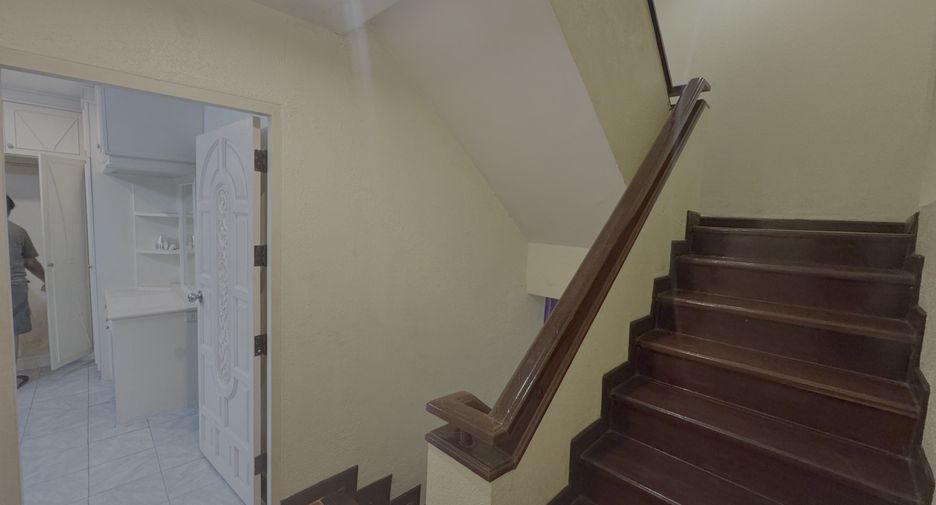 For sale 4 bedrooms townhouse in Khlong Toei, Bangkok