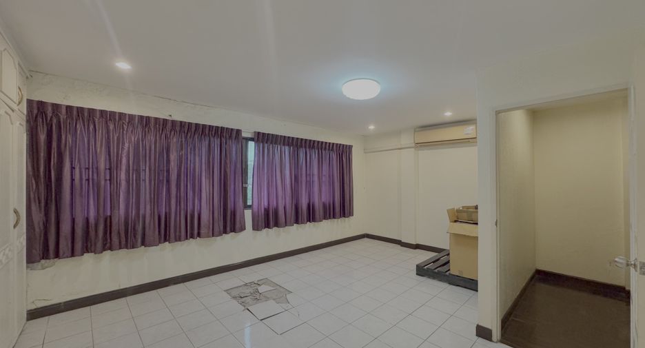 For sale 4 bedrooms townhouse in Khlong Toei, Bangkok