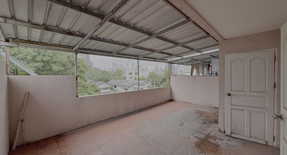 For sale 4 bedrooms townhouse in Khlong Toei, Bangkok