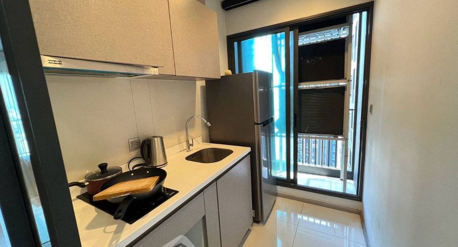 For rent 2 bedrooms condo in Huai Khwang, Bangkok