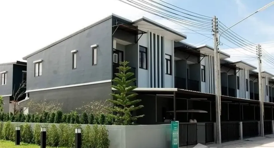 Reihenhaus zum Kauf mit 2 Zimmer in Si Racha, Chonburi