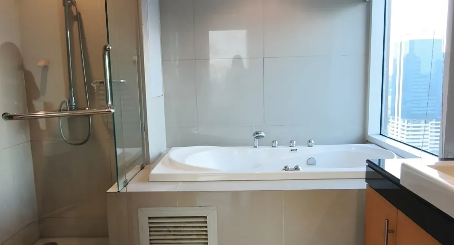 For sale 3 bedrooms condo in Khlong Toei, Bangkok