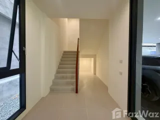 For sale そして for rent 7 ベッドルーム villa in Huai Khwang, Bangkok