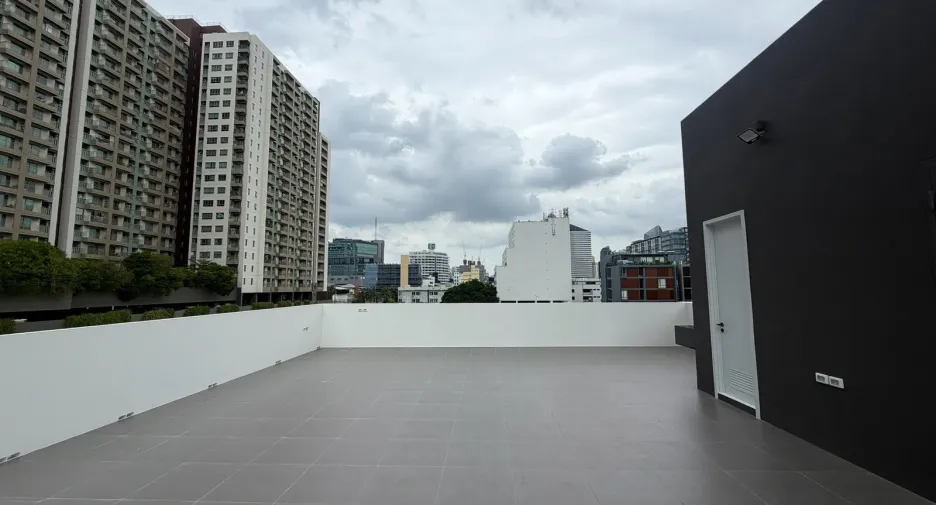 For sale そして for rent 7 ベッドルーム villa in Huai Khwang, Bangkok
