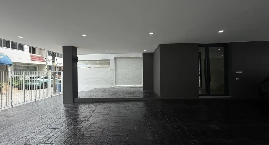 For sale そして for rent 7 ベッドルーム villa in Huai Khwang, Bangkok