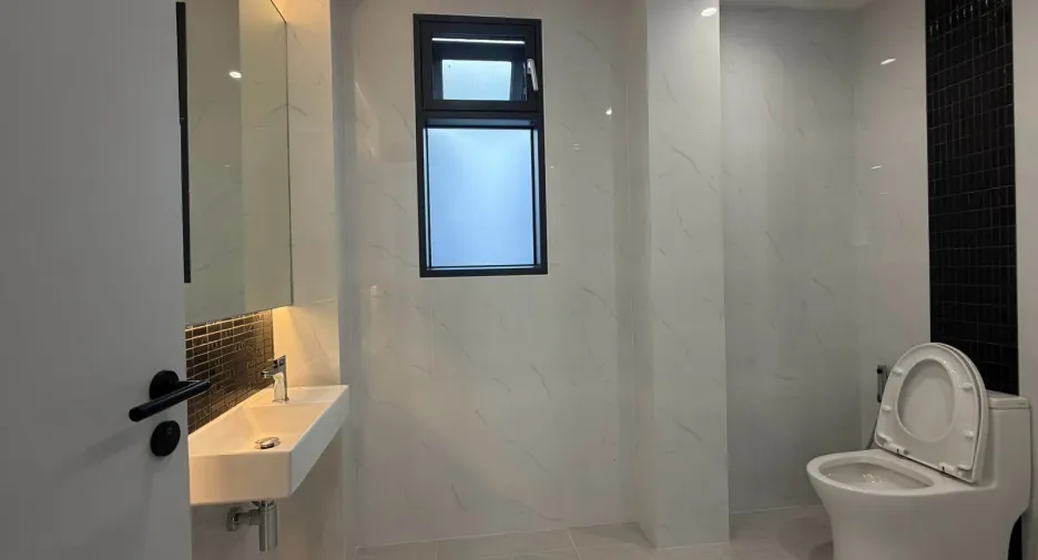 For sale そして for rent 7 ベッドルーム villa in Huai Khwang, Bangkok