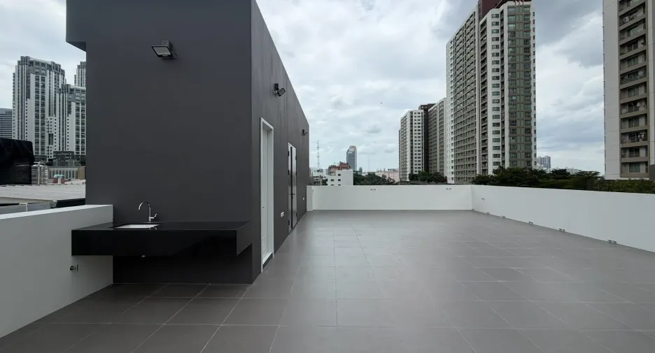 For sale そして for rent 7 ベッドルーム villa in Huai Khwang, Bangkok
