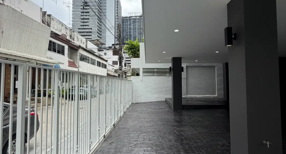 For sale そして for rent 7 ベッドルーム villa in Huai Khwang, Bangkok
