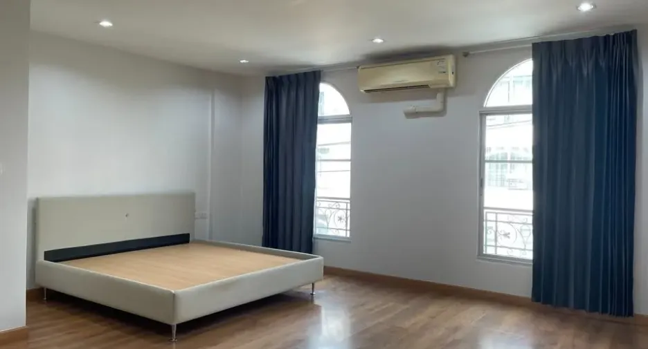 For rent 4 bedrooms townhouse in Chatuchak, Bangkok
