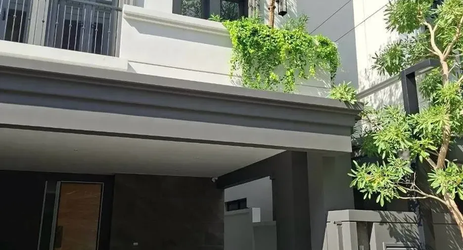 À louer 4 chambres maison à Yan Nawa, Bangkok