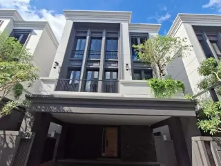 À louer 4 chambres maison à Yan Nawa, Bangkok