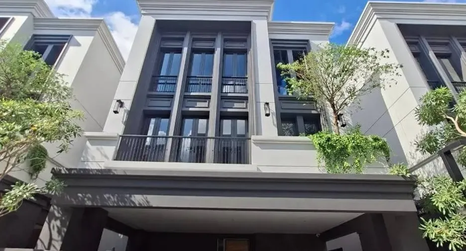 À louer 4 chambres maison à Yan Nawa, Bangkok