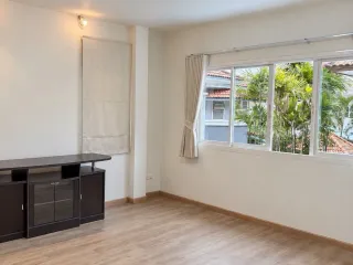 Casa en alquiler de 2 habitaciones en Thawi Watthana, Bangkok