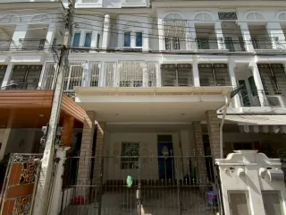 Reihenhaus zur Miete und zum Kauf mit 3 Zimmer in Bangkok Yai, Bangkok