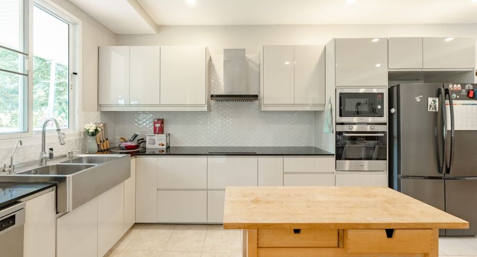 For sale and for rent 4 bedrooms villa in Mueang Phuket, Phuket