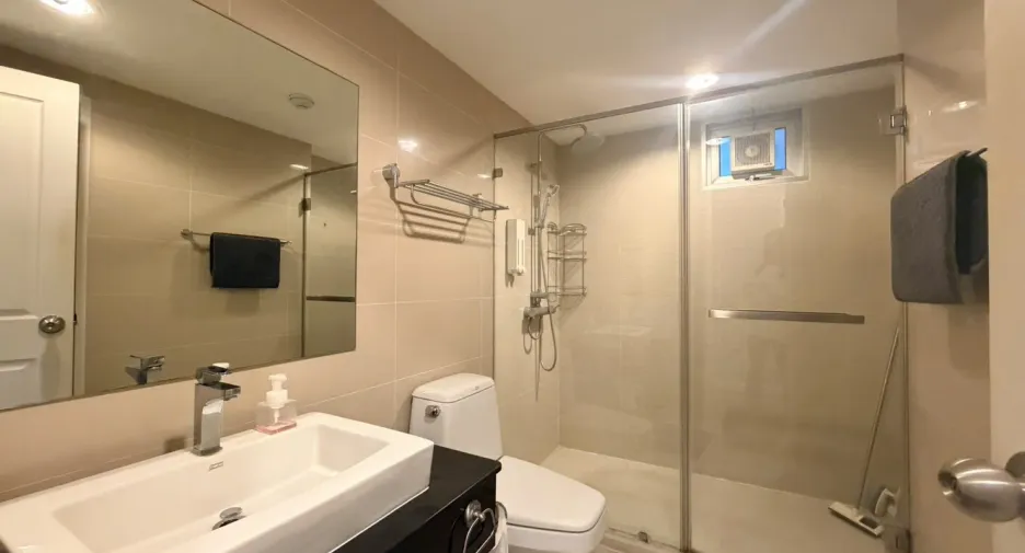 For sale 2 bedrooms condo in Huai Khwang, Bangkok