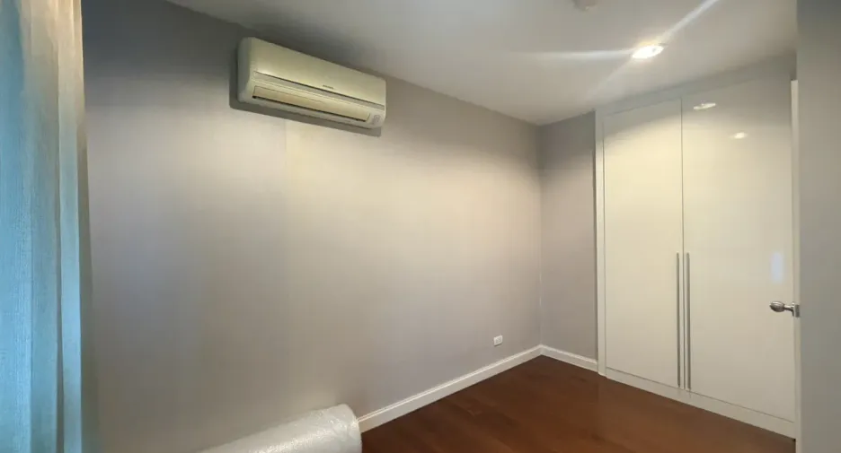 For sale 2 bedrooms condo in Huai Khwang, Bangkok