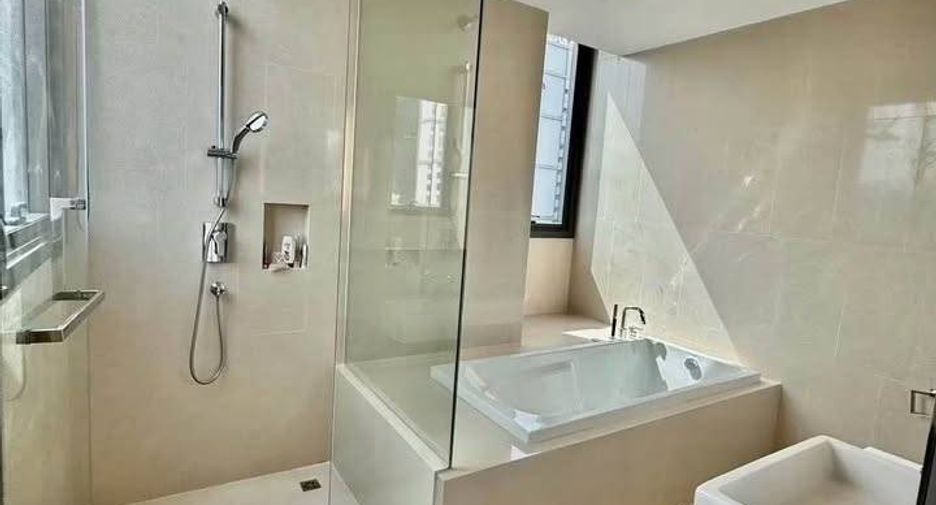 For sale 3 bedrooms condo in Khlong Toei, Bangkok