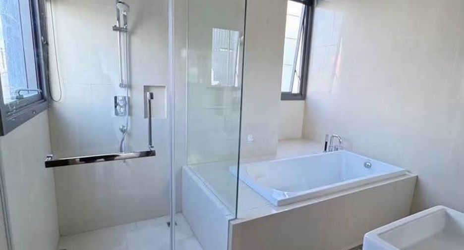 For sale 3 bedrooms condo in Khlong Toei, Bangkok