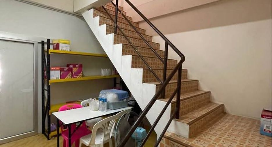 Casa adosada en alquiler de 6 habitaciones en Ban Bueng, Chonburi