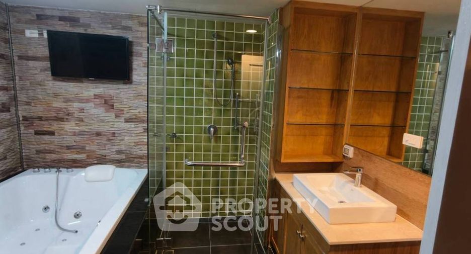 For rent 3 bedrooms condo in Khlong Toei, Bangkok
