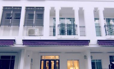 For rent 4 bedrooms townhouse in Phra Khanong, Bangkok