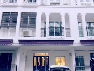 For rent 4 bedrooms townhouse in Phra Khanong, Bangkok