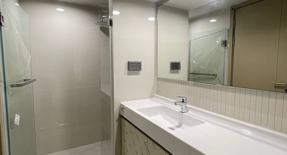 Wohnung zur Miete mit 1 Zimmer in Bang Rak, Bangkok