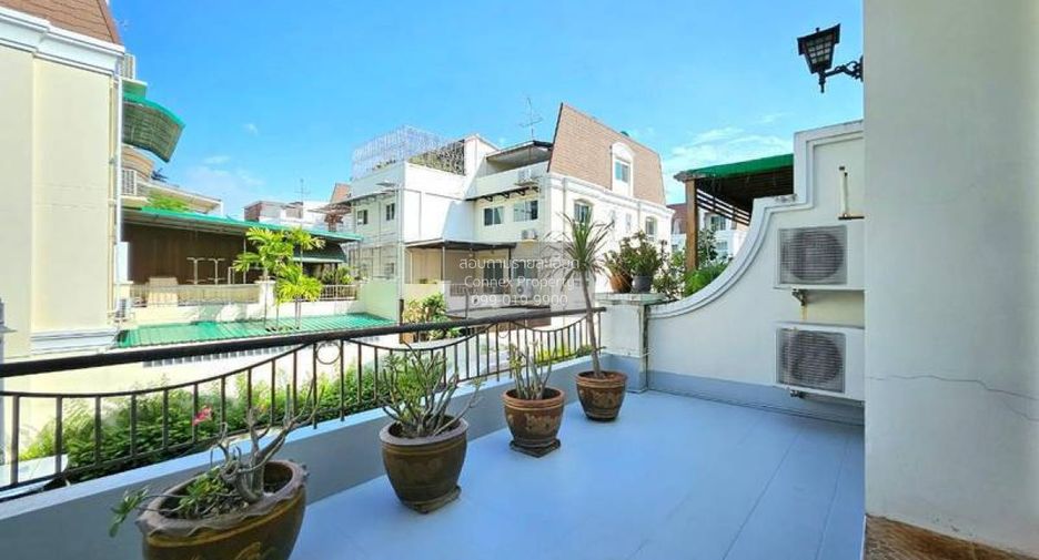 For rent 5 bedrooms townhouse in Bang Kho Laem, Bangkok
