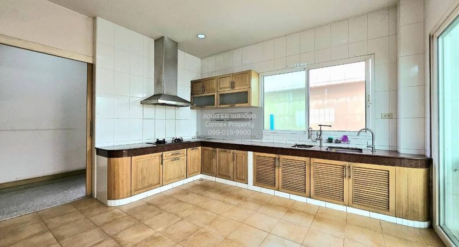 For rent 5 bedrooms townhouse in Bang Kho Laem, Bangkok