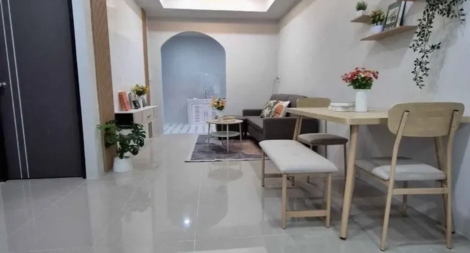 À vendre 2 chambres maison de ville à Bang Lamung, Chonburi