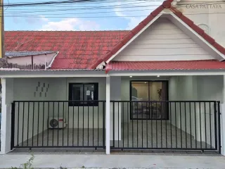 À vendre 2 chambres maison de ville à Bang Lamung, Chonburi