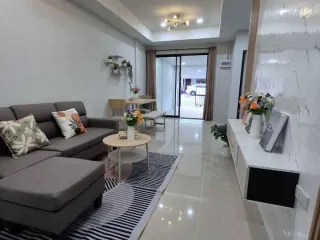 À vendre 2 chambres maison de ville à Bang Lamung, Chonburi