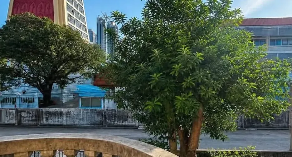 Haus zum Kauf mit 4 Zimmer in Phra Khanong, Bangkok